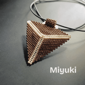 Miyuki τριγωνικό μενταγιόν